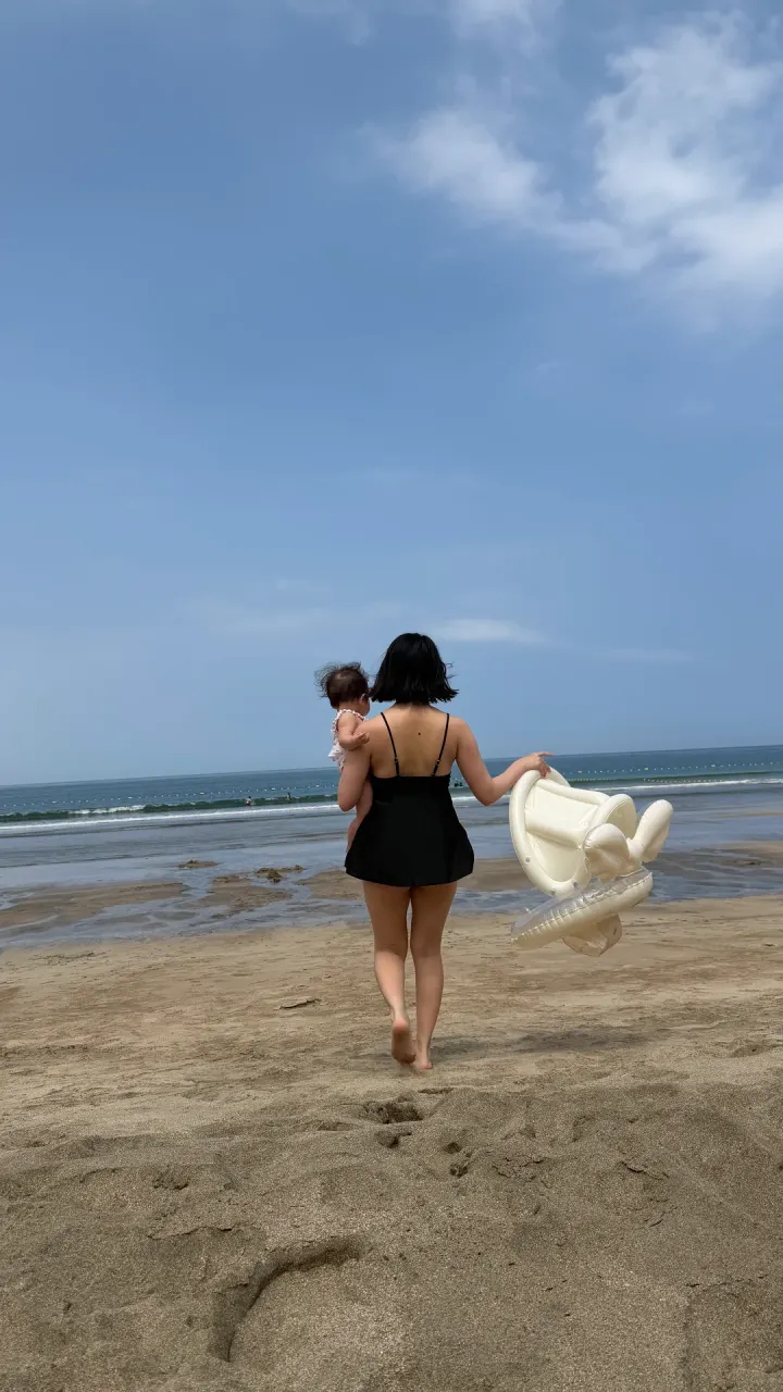 赤ちゃん、初めての海へ。家族3人で過ごした夏の日 未公開写真 9