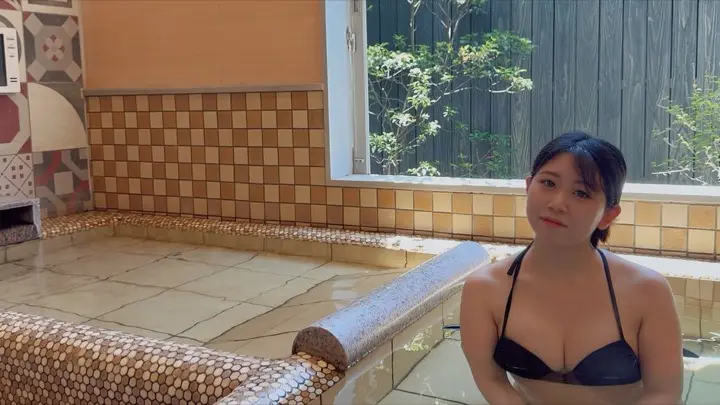 海辺で水着姿のママを撮影した写真（268枚目）