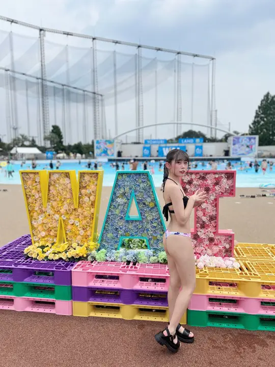 海辺で水着姿のママを撮影した写真（273枚目）