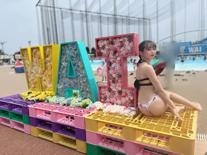 海辺で水着姿のママを撮影した写真（277枚目）