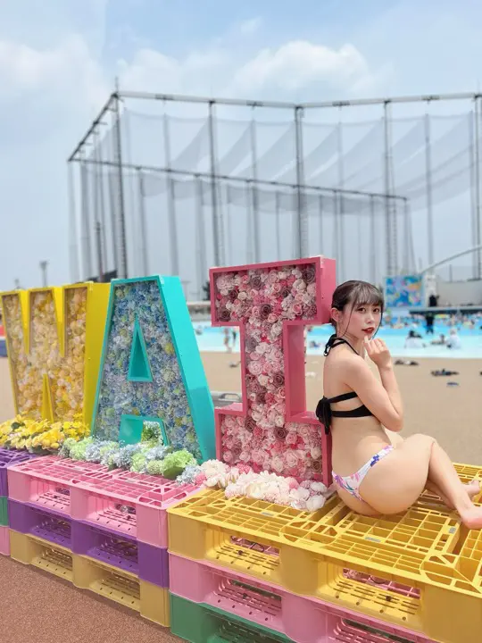 海辺で水着姿のママを撮影した写真（278枚目）