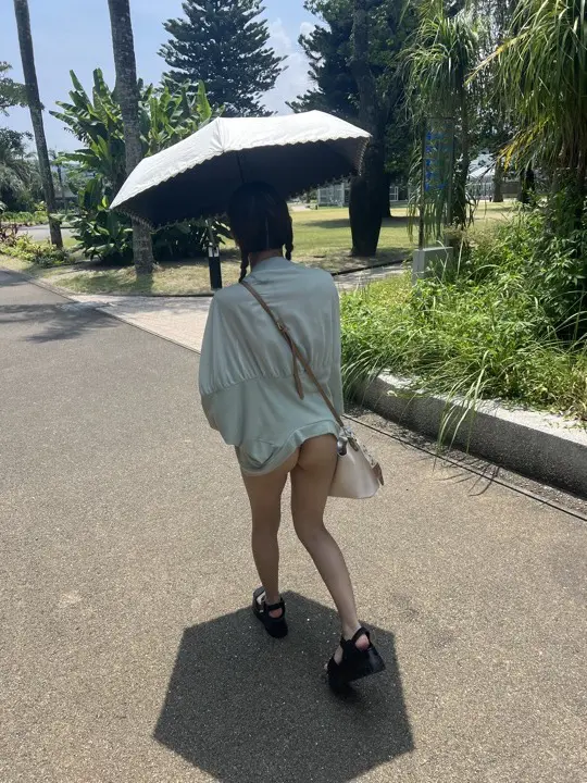 海辺で水着姿のママを撮影した写真（281枚目）