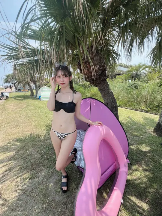 海辺で水着姿のママを撮影した写真（287枚目）