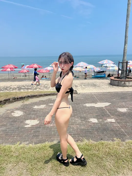 海辺で水着姿のママを撮影した写真（288枚目）