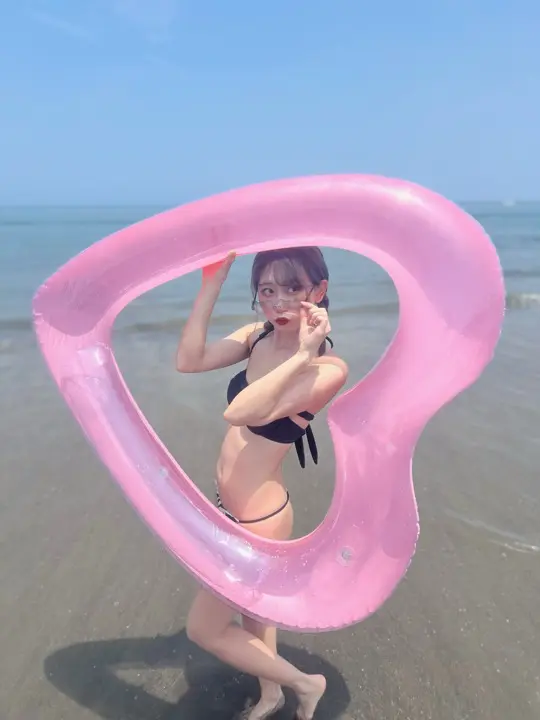 海辺で水着姿のママを撮影した写真（289枚目）