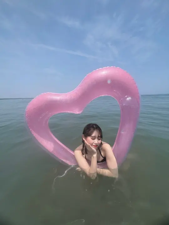 海辺で水着姿のママを撮影した写真（292枚目）