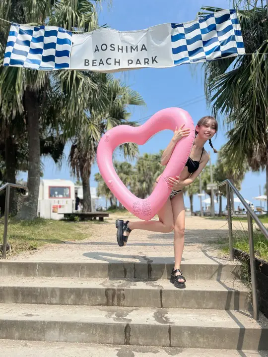海辺で水着姿のママを撮影した写真（300枚目）