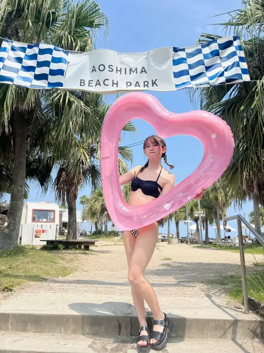 海辺で水着姿のママを撮影した写真（301枚目）
