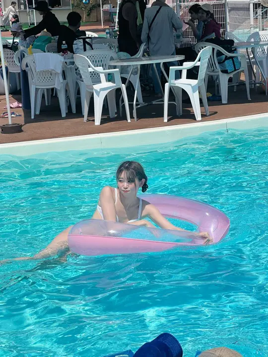 海辺で水着姿のママを撮影した写真（306枚目）