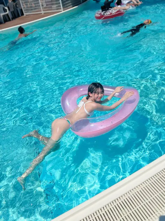 海辺で水着姿のママを撮影した写真（307枚目）